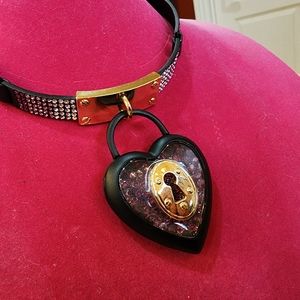 New Betsey Johnson choker necklace hear pink